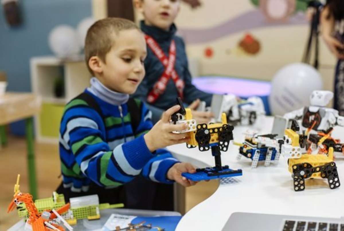 Техническое творчество в детском саду. Робототехника в саду. Робототехника для дошкольников. Робототехника для детей дошкольников. Робототехника для детей в детском саду.
