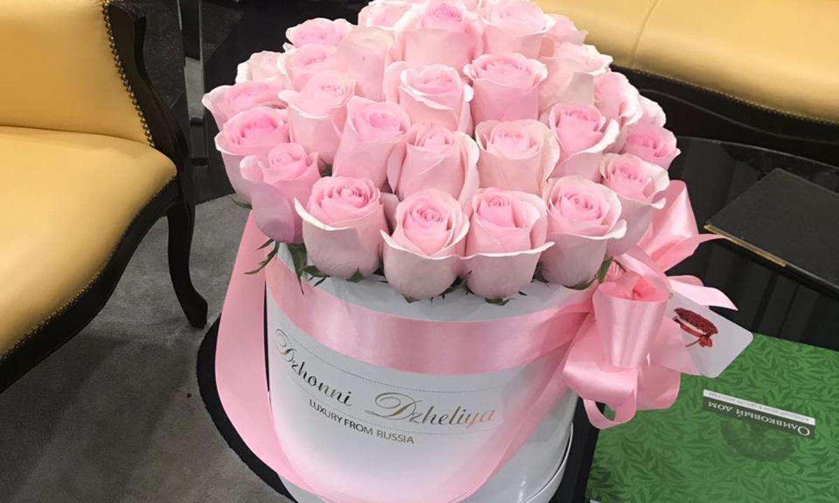Розы в брендированных коробках от Dzhonni Dzheliya