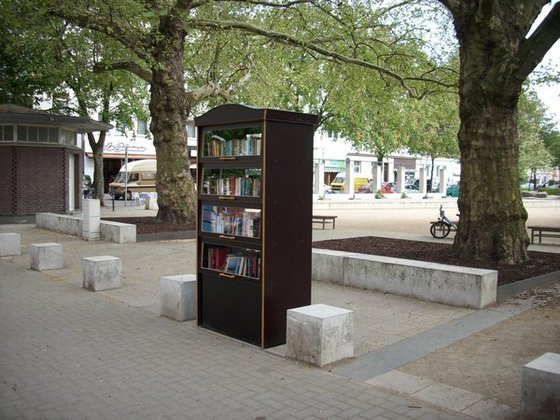 Уличный книжный шкаф